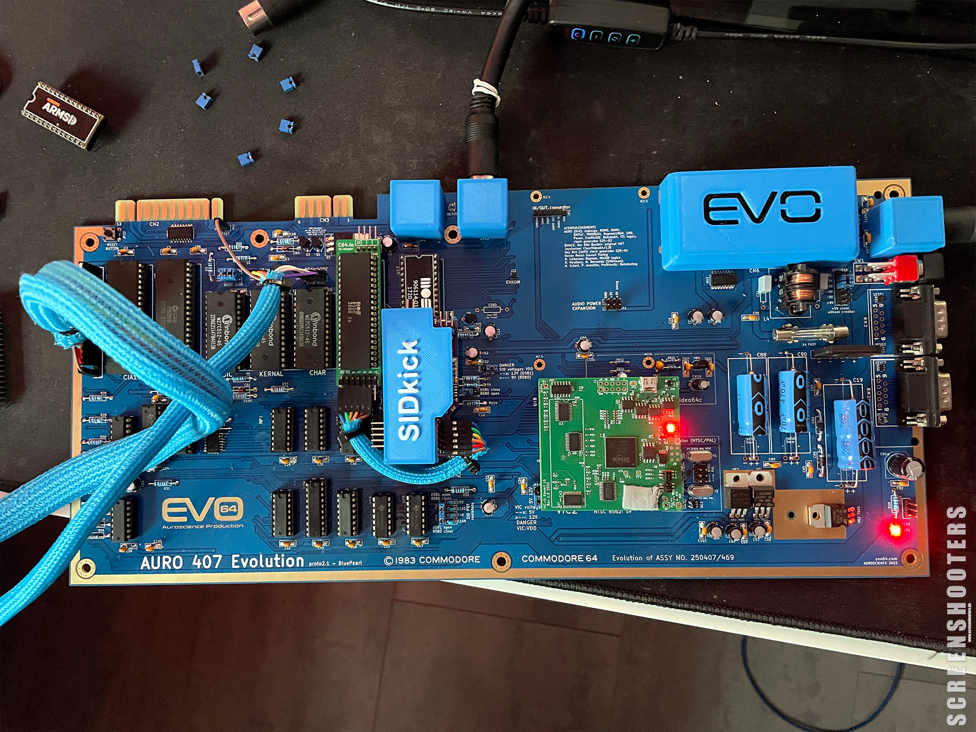 C64-196_BluePeal_01.jpg